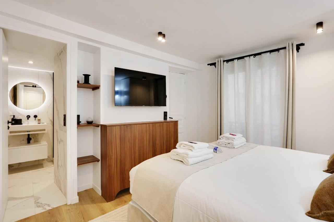 Chic Parisian Retreat 2-bedroom In The Vibrant 10th Arrond Apartment *